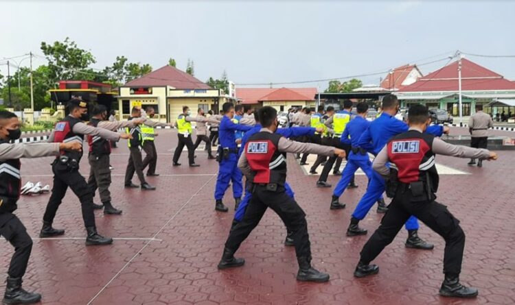 Sat Samapta Polres Seruyan Latihan Beladiri Guna Tingkatkan Kemampuan