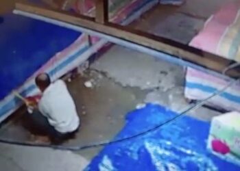 Teks Poto - Aksi pencurian oleh pria tak dikenal yang terekam kamera pengawas.