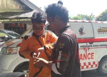 Tim Emergency Response Palangka Raya, pada saat melakukan evakuasi ular kobra hitam sepanjang 1,5 meter.