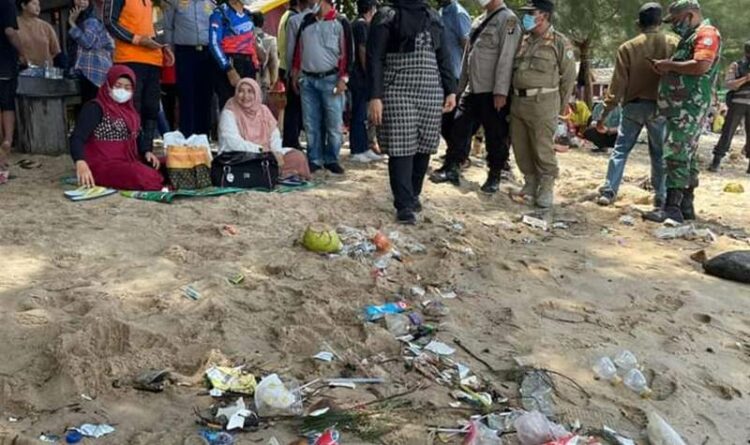 Wabup Kotim Irawati saat membersihkan kawasan Pantai Ujung Pandaran dari sampah