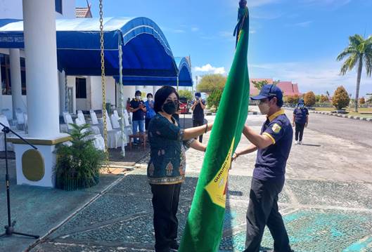 Wakil Bupati Gumas Efrensia LP Umbing tengah menyerahkan bendera kepada ketua kontingen di depan kantor bupati setempat, Jumat