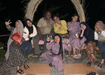 Ribuan Pengunjung Padati Pantai Ujung Pandaran
