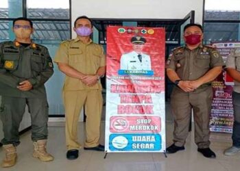 Satpol PP Kabupaten Katingan ketika memasang vertical banner di sejumlah SOPD, belum lama ini.