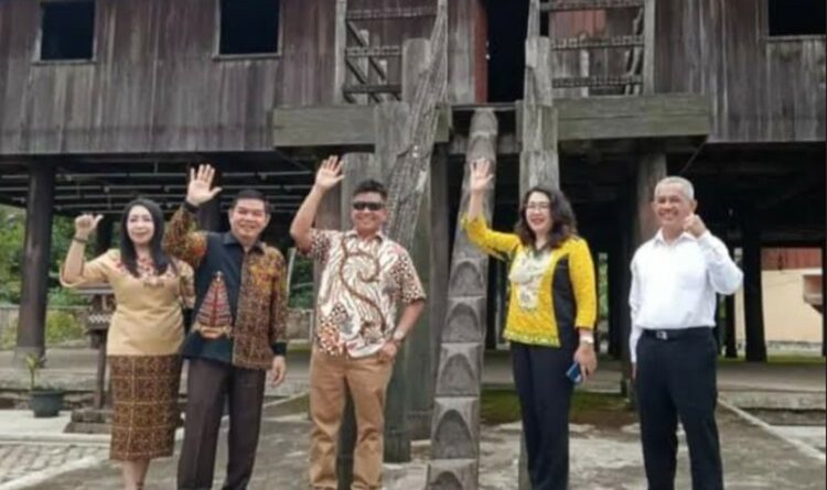 Didampingi Bupati Bartim, Anggota DPR RI Willy M Joseph Kunjungi Rumah Betang Pasar Panas