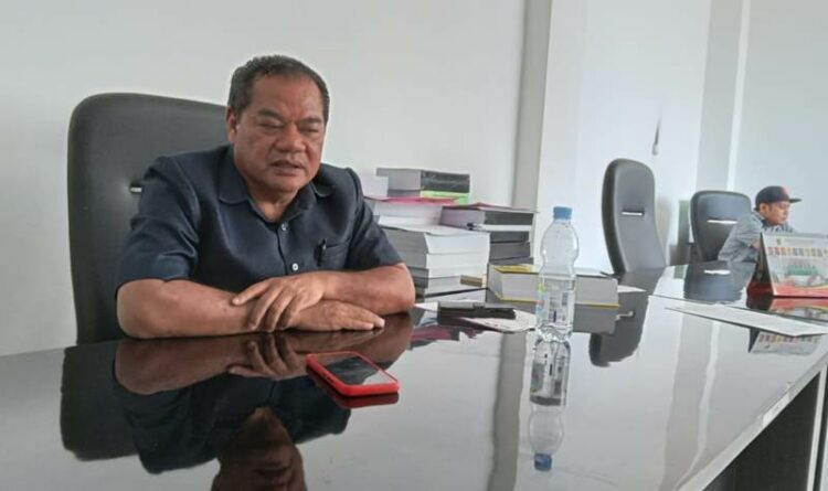 Anggota DPRD Gumas Untung J Bangas sedang dibincangi wak media di komisi II kantor dewan setempat, Selasa (7/6)