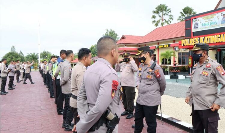 Foto - Cek kelengkapan anggota, Propam Polres Katingan terapkan Gaktibplin, Selasa (7/6/2022)
