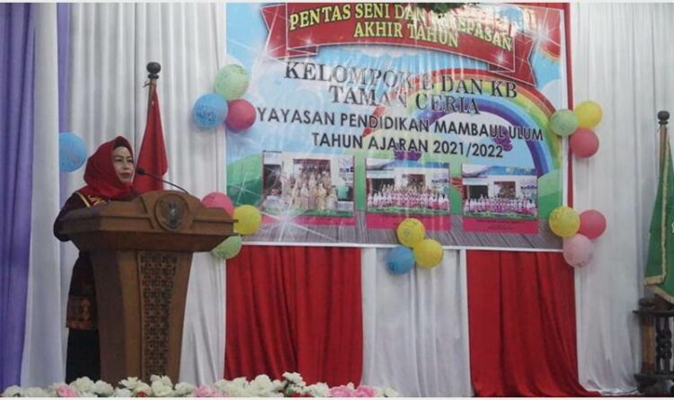 Foto - Bunda PAUD Kabupaten Seruyan Ny Fauziah Yulhaidir saat menyampaikan sambutan saat pelepasan peserta didik TK dan KB Yayasan Mambaul Ulum