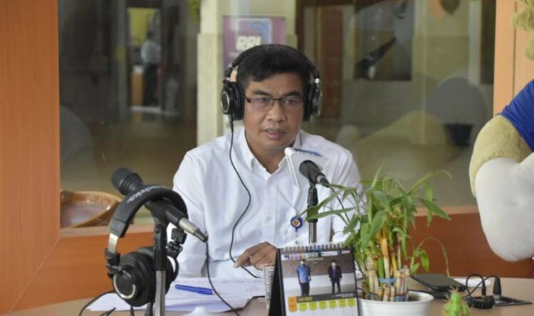 Foto - Kepala Diskominfosantik Prov. Kalteng Agus Siswadi saat menjadi narasumber pada dialog sosialisasi di RRI Palangka Raya