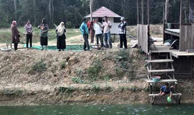 IPB Bogor ketika mendatangi tempat pembudidayaan ikan di Kecamatan Kamipang, Senin (6/5/2022).