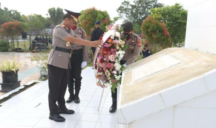 HUT Bhayangkara Ke-76, Polda Kalteng Ziarah Rombongan Di TMP Sanaman Lampang