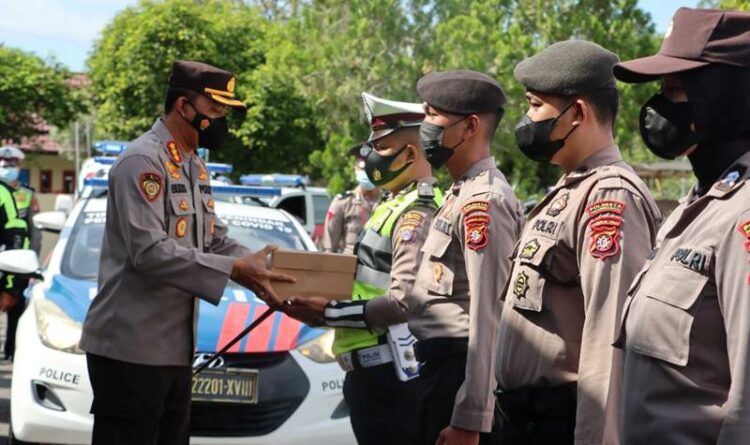Kapolresta Palangka Raya, Kombes Pol Budi Santosa, pada saat menyerahkan secara simbolis bantuan paket sembako.