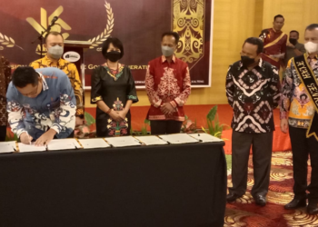 Kepala Perwakilan BKKBN Kalteng, dr. M. Fitriyanto, pada saat melakukan penandatanganan MOU penurunan stunting, disaksikan oleh Sekda Kalteng H Nuryakin dan seluruh instansi terkait.