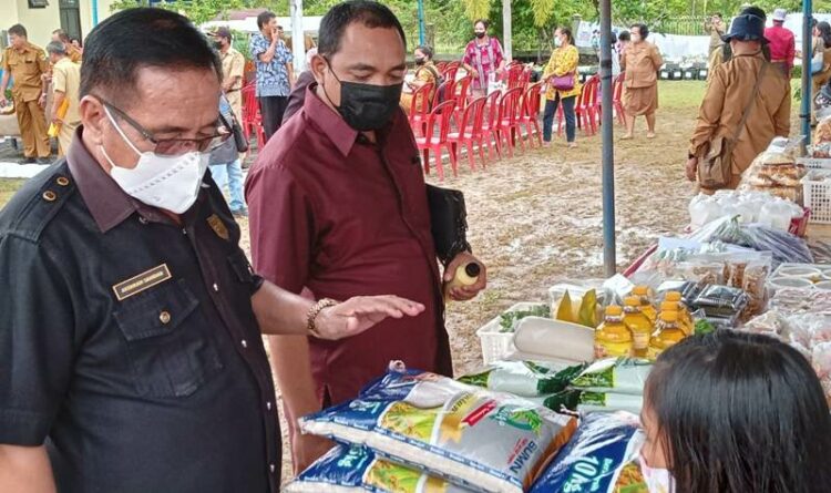 Ketua DPRD Gumas Akerman Sahidar sedang mendatangi dan memantau pasar tani yang ada di depan kantor pertanian setempat