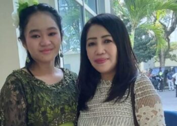 Nadya Emanuela Christy, dengan busana bermotif Gunung Perak, berfoto bersama Ketua TP PKK Kab Bartim Ny Munita Mustika Dewi Ampera Mebas (foto; ist)
