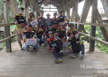 caption; Para relawan Tim BPK Samuja Ampah usai penggalangan dana(foto: ist.)