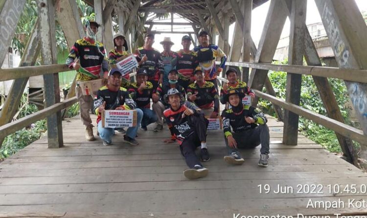 caption; Para relawan Tim BPK Samuja Ampah usai penggalangan dana(foto: ist.)