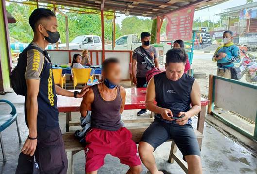 Diduga Pelaku Anirat di Desa Upon Batu sedang diamankan Polisi di Kecamatan Sepang, Senin (20/6).