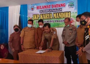 Foto: Peresmian Huma Baca Bhabinkamtibmas Desa Juking Pajang menjadi Perpusdes JKP Mandiri oleh Sekretaris Dinas Kearsipan dan Perpustakaan Area lampiran