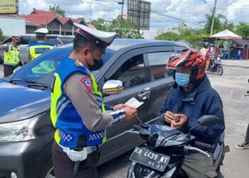 Pihak Satlantas Polres Katingan ketika memberlakukan dan menerapkan operasi telabang pada pengendara yang melintas