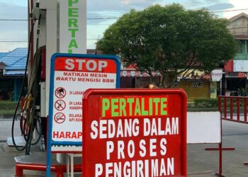 Teks Poto: Plang pasokan BBM dalam pengiriman di SPBU Palangka Raya
