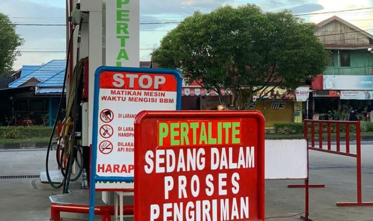 Teks Poto: Plang pasokan BBM dalam pengiriman di SPBU Palangka Raya