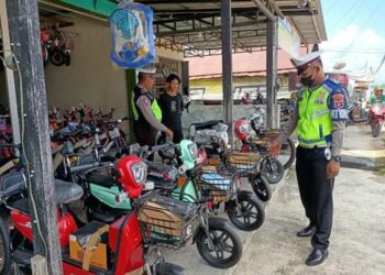 Satlantas Polres Katingan ketika mengingatkan para penjual sepeda listrik, Kamis (9/6/2022).