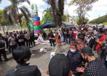 Ratusan Anggota Ormas Geruduk Pengadilan Tinggi Palangka Raya Minta Nonaktif 3 Hakim