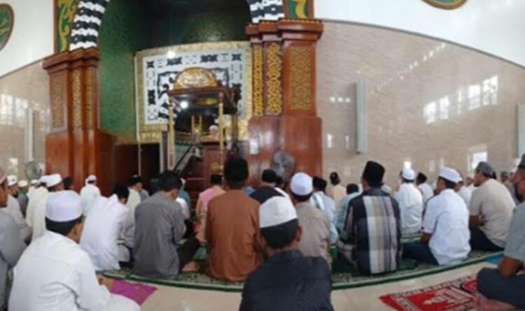 Ribuan Umat Muslim Sholat Idul Fitri 1443 H di Masjid Ar Raudah