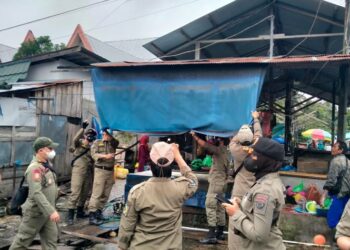 Petugas Tertibkan 150 PKL Berjualan di Bahu Jalan Pasar Besar Palangka Raya