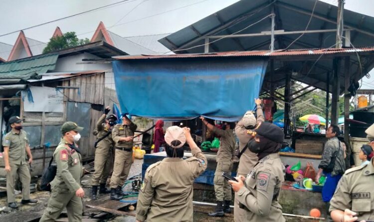 Petugas Tertibkan 150 PKL Berjualan di Bahu Jalan Pasar Besar Palangka Raya