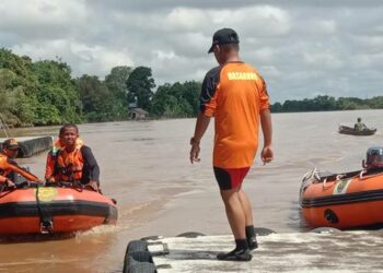 Teks Poto: Tim gabungan pada saat melakukan proses pencarian.