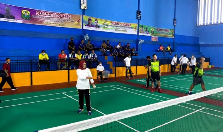 Sambut HUT Bhayangkara ke-76, Polda Kalteng Gelar Turnamen Badminton