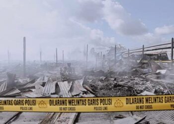 Petugas Pasang Garis Polisi Sekitar Gudang Plastik Yang Terbakar