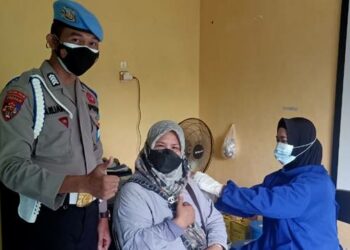 Vaksinasi di Puskesmas Pembuang I Dimonitor Polsek Seruyan Hilir