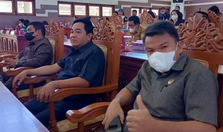 Anggota DPRD Gumas Pebrianto bersama koleganya Carles dan H Rahmansyah saat menghadiri rapat paripurna di gedung dewan setempat, belum lama ini.