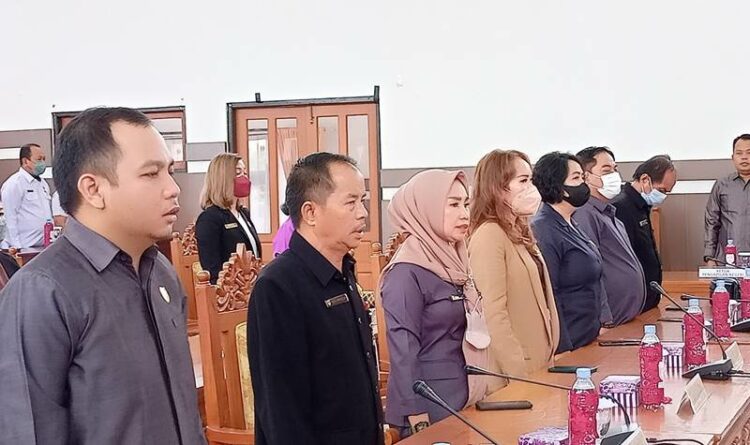 Anggota DPRD Gumas Sahriah bersama koleganya sedang mengikuti kegiatan rapat paripurna di gedung dewan setempat, belum lama ini.