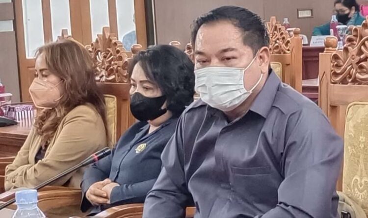Anggota DPRD Kabupaten Gumas Untung J Bangas saat mengikuti kegiatan rapat paripurna di gedung dewan setempat, belum lama ini.