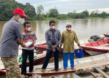 Bupati Seruyan Serahkan Bantuan Perahu Untuk Nelayan
