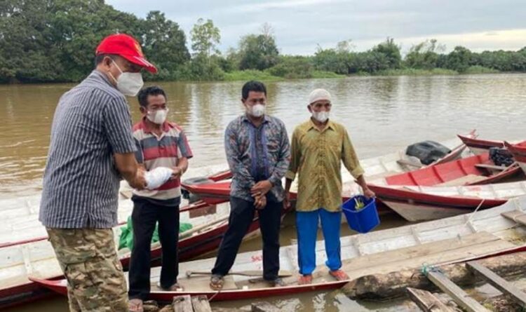 Bupati Seruyan Serahkan Bantuan Perahu Untuk Nelayan