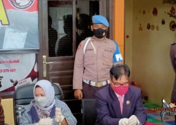 Ket. Foto : Farid Yusran menunjukkan paket narkoba. (shan)