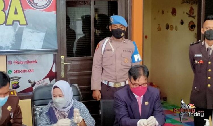 Ket. Foto : Farid Yusran menunjukkan paket narkoba. (shan)