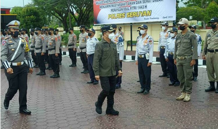 Foto - Bupati Seruyan Yulhaidir, saat melakukan pemeriksaan pasukan pada Apel Gelar Pasukan Operasi Ketupat Telabang 2022