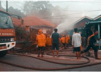 Foto - Petugas Pemadam Kebakaran melakukan pemadaman terhadap salah satu rumah warga (ist)