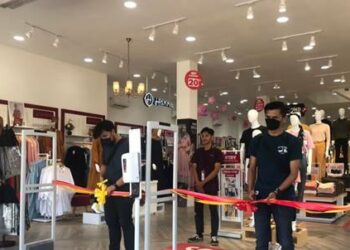 Teks Poto: Grand opening 3Second Sampit.