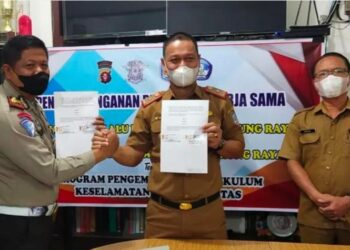 Kadisdikbud Mura, Ferdinand Wijaya dan Kasatlantas Polres Mura, AKP Aris Suprianto usai menandatangani perjanjian kerjasama