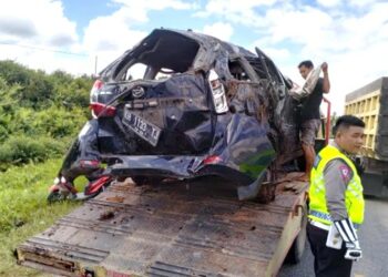Mobil Angkut Zirkon Alami Kecelakaan