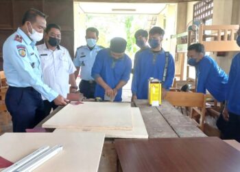 Latih Kemandirian dan Keterampilan, Klien Bapas Jalani Pelatihan Meubelair