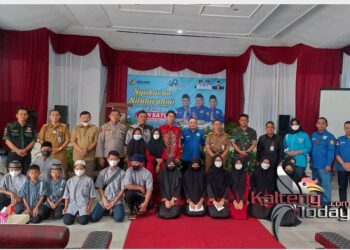 Keteranagan - DPD KNPI Kalteng saat sesi foto bersama Pemprov dan santri. (Mulia Gumi)