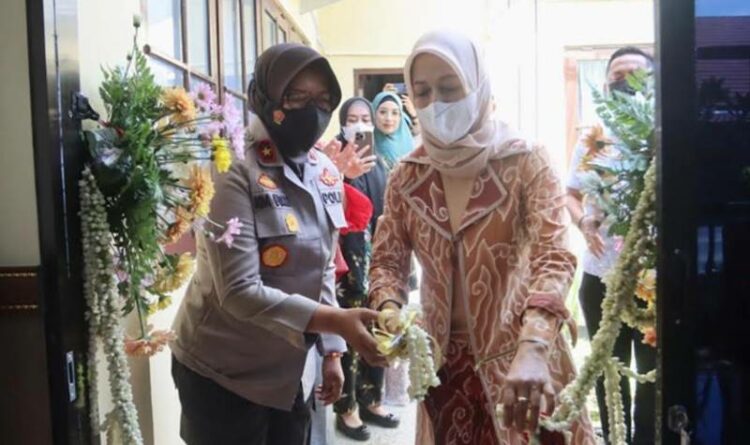 Tingkatkan Pelayanan, Ketua Bhayangkari Kalteng Resmikan Ruang Konseling Banhatkum