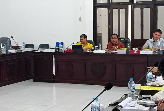 Ketua DPRD Gumas Akerman Sahidar, Wakil Ketua I DPRD Binartha dan Kepala BKAD Hardeman saat memimpin pembahasan anggaran di aula gedung dewan setempat, Kamis (7/7) lalu.